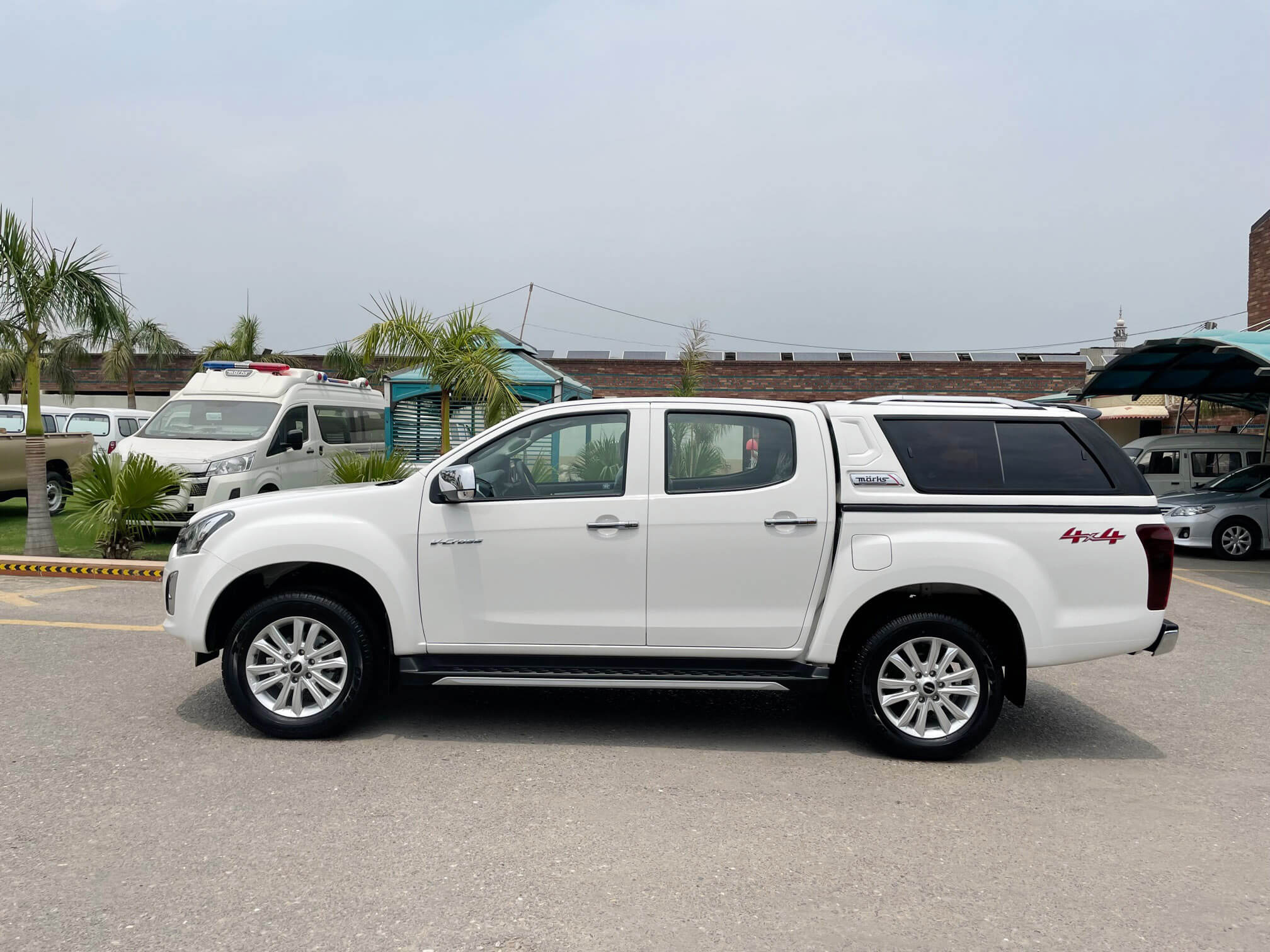 isuzu d max white