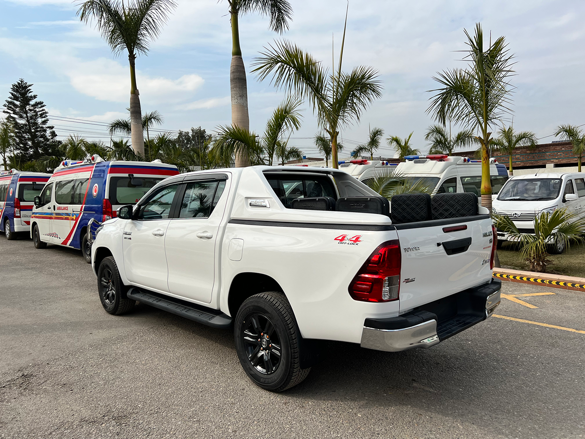 Toyota Hilux Revo with MARKS fiberglass side spoiler installed